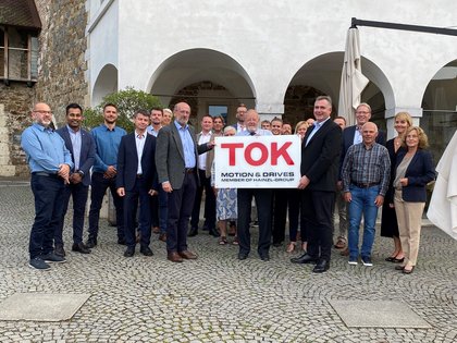 Anstoßen auf unseren Partner: 30 Jahre TOK