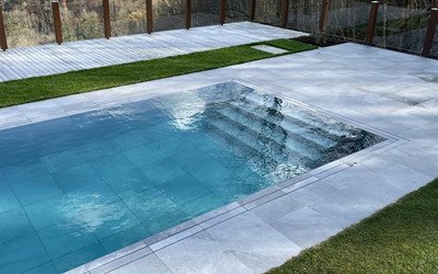 Absenkbarer Poolboden mit HAINZL Wasserhydraulik